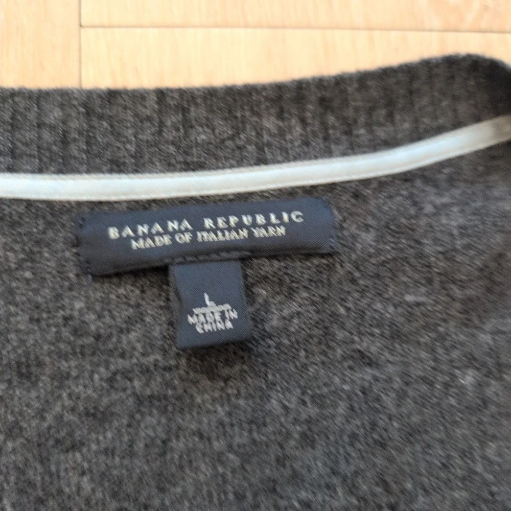 Banana Republic Mens Large Gray Italian Yarn V-Neck Button Cardigan Sweater